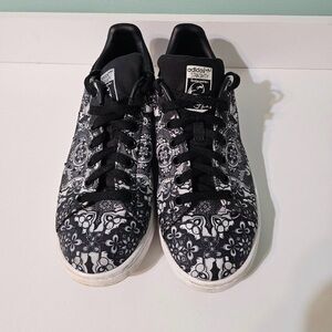 Adidas Stan Smith = 6.5 men/8 women